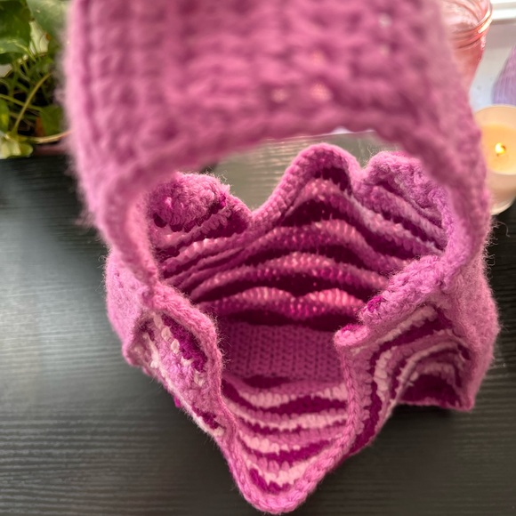 Wavy Crochet Shoulder Bag - Picture 2 of 3